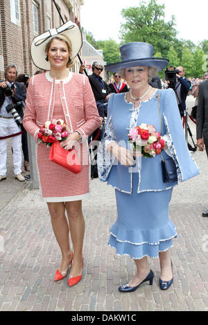 Regina olandese Beatrice (R) e la principessa Maxima arriva per l'apertura della mostra "axima, dieci anni nei Paesi Bassi " di Apeldoorn, Paesi Bassi, 7 maggio 2011. La mostra illustra i momenti salienti della Principessa Maxima degli ultimi dieci anni come principessa dei Paesi Bassi da mostrare le immagini e i suoi vestiti. La principessa Maxima spire 40 il 17 di maggio. Foto: Patrick van Katwijk Foto Stock