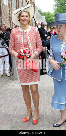 Regina olandese Beatrice (R) e la principessa Maxima arriva per l'apertura della mostra "axima, dieci anni nei Paesi Bassi " di Apeldoorn, Paesi Bassi, 7 maggio 2011. La mostra illustra i momenti salienti della Principessa Maxima degli ultimi dieci anni come principessa dei Paesi Bassi da mostrare le immagini e i suoi vestiti. La principessa Maxima spire 40 il 17 di maggio. Foto: Patrick van Katwijk Foto Stock