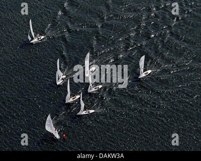Numerosi white barche con vele completo navigare intorno ad una boa rossa sul serbatoio Moehne in Moehnesee, Germania, 07 maggio 2011. Numerosi escursionisti sono utilizzando i laghi della regione di Sauerland della Germania per il relax con sport acquatici e prendere il sole in estate-simili possono temperature. Foto: Andreas Dunker Foto Stock