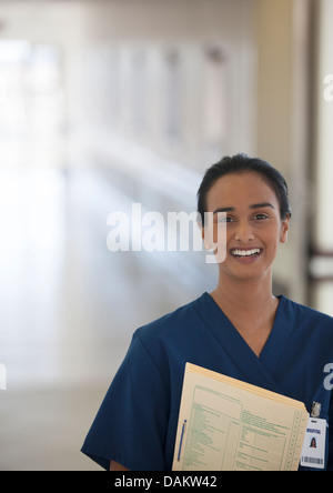 L'infermiera sorridente in ospedale in corridoio Foto Stock