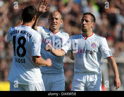 Del Bayern Monaco Franck Ribery (R) celebra insieme con i suoi compagni di squadra Arjen Robben (C) e Miroslav KLOSE dopo il punteggio 6-1 obiettivo in Bundesliga partita di calcio tra FC St Pauli vs Bayern Monaco di Baviera al Millerntor stadiun ad Amburgo, Germania, 7 maggio 2011. Il Bayern Monaco ha vinto 8-1. Foto: Marcus Brandt Foto Stock