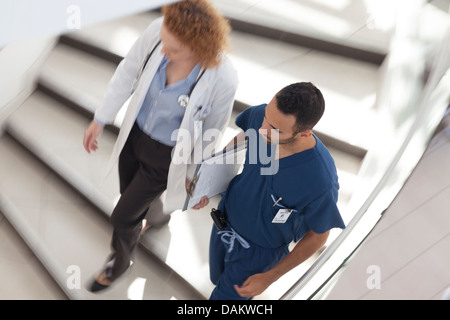 Medico e infermiere camminare sui passi dell'ospedale Foto Stock