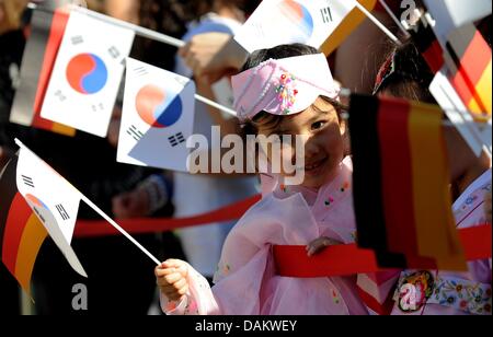 Corea del Sud i bambini con bandiere di carta di attendere per il presidente sud-coreano Lee Myung Bak e sua moglie Kim Yoon-ok al castello di Bellevue di Berlin, Germania, 9 maggio 2011. Lee Myung Bak incontra il presidente tedesco Wulff e il Cancelliere Merkel per colloqui politici. Foto: MAURIZIO GAMBARINI Foto Stock