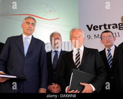 CEO di Siemens Peter Loescher (L-R) sta con il ministro dei Trasporti federale Peter Ramsauer (CSU), la stazione ferroviaria di Chief Ruediger Grube e Presidente del Consiglio di Sorveglianza delle Ferrovie Tedesche, Utz-Hellmuth Felcht, Kaiserbahnhof nella stazione ferroviaria di Potsdam, Germania, 09 maggio 2011. In precedenza, le ferrovie tedesche hanno firmato un ordine con Siemens per miliardi per fino a 300 nuovi treni a lunga percorrenza. Foto Stock