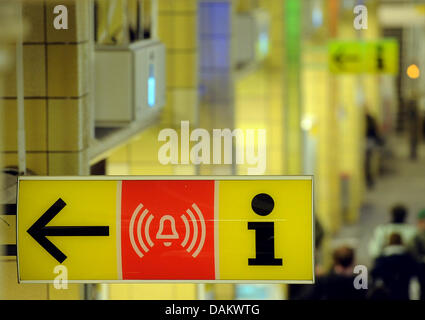 Un segno che puntano a una chiamata di emergenza la casella Blocca in metropolitana stazione ferroviaria Friedrichstasse a Berlino, Germania, 05 maggio 2011. Dopo un attacco brutale presso la stazione di Friedrichstrasse quasi due settimane fa, le tasse sono state depositate contro un 18 anni secondo il Berlin amministrazione della giustizia e il pubblico ministero. Foto: Britta Pedersen Foto Stock