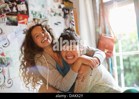 Le donne giocano insieme in ambienti chiusi Foto Stock