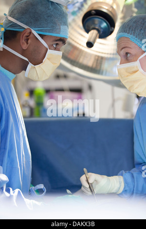 I chirurghi parlando in sala operatoria Foto Stock