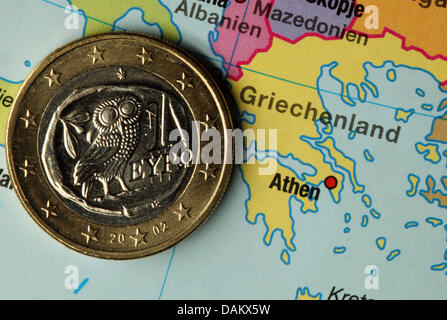 Un greco-euro-coin giace su una mappa a Schwerin, Germania, 10 Maggio 2011.Secondo fonti medioa, la Grecia è per ricevere un altro supporto di fino a 60 miliardi di euro a prevend fallimentare. Foto: Jens Buettner Foto Stock