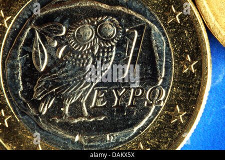 Un greco-euro-coin giace su una mappa a Schwerin, Germania, 10 Maggio 2011.Secondo fonti medioa, la Grecia è per ricevere un altro supporto di fino a 60 miliardi di euro a prevend fallimentare. Foto: Jens Buettner Foto Stock