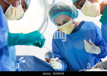 I chirurghi che lavorano in sala operatoria Foto Stock
