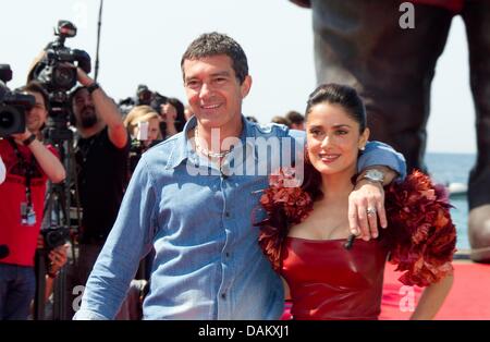 Attore Antonio Banderas e attrice Salma Hayek rappresentano per promuovere il prossimo film di animazione "Puss In Boots' al 2011 Cannes Film Festival presso l'Hotel Carlton Pier a Cannes, Francia, il 11 maggio 2011. Foto: Hubert Boesl Foto Stock