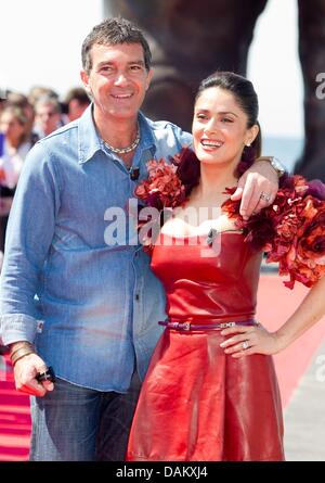 Attore Antonio Banderas e attrice Salma Hayek rappresentano per promuovere il prossimo film di animazione "Puss In Boots' al 2011 Cannes Film Festival presso l'Hotel Carlton Pier a Cannes, Francia, il 11 maggio 2011. Foto: Hubert Boesl Foto Stock