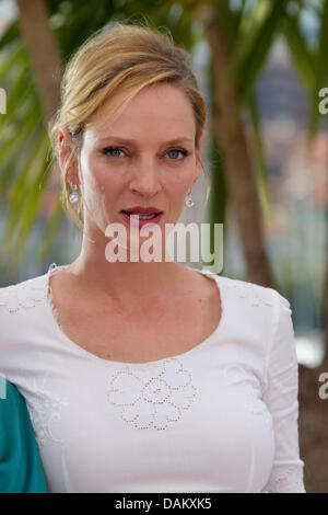 Noi attrice e membro della giuria Uma Thurman pone durante la giuria photocall al Cannes Film Festival presso il Palais des Festivals a Cannes, Francia, il 11 maggio 2011. Foto: Hubert Boesl Foto Stock