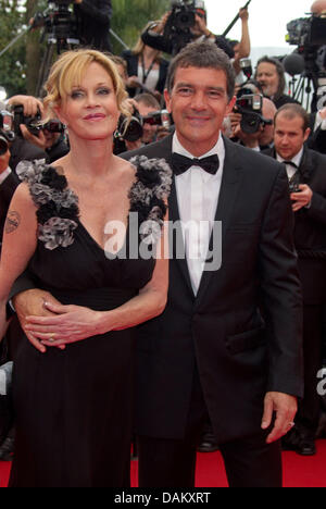 Attori Antonio Banderas e Melanie Griffiths arrivano al Palais des Festivals durante l'apertura del 64esimo Festival Internazionale del Cinema di Cannes, Francia, il 11 maggio 2011. Foto: Hubert Boesl Foto Stock