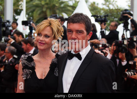 Attori Antonio Banderas e Melanie Griffiths arrivano al Palais des Festivals durante l'apertura del 64esimo Festival Internazionale del Cinema di Cannes, Francia, il 11 maggio 2011. Foto: Hubert Boesl Foto Stock