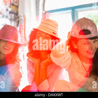 Le donne di indossare cappelli in camera da letto Foto Stock