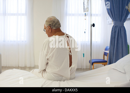 Pazienti anziani indossare accappatoio in stanza di ospedale Foto Stock