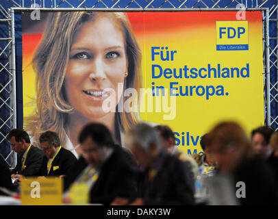 (Dpa) file - un file immagine datata 17 maggio 2009 dei delegati in seduta anteriore dell elezione banner mostra FDP principale candidato per le elezioni europee, Silvana Koch-Mehrin, all'FDP Partito convention di Hannover, Germania. Silvana Koch-Mehrin rassegnato le dimissioni dal suo incarico come presidentessa della FDP al Parlamento europeo il 11 maggio 2011 e ora è anche non più di un membro della FDP Executive Foto Stock