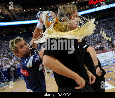 Amburgo è capo allenatore Martin Schwalb è tratteggiata con la birra da player Stefan Schroeder dopo Amburgo il match contro il VfL Gummersbach ad Amburgo, Germania, 11 maggio 2011. Con Amburgo la vittoria, il team ha vinto alrerady tedesca di handball Championships 2011. Foto: Christian Charisius Foto Stock