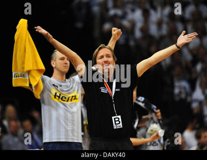 Amburgo è capo allenatore Martin Schwalb esclamazioni istruzioni durante la Bundesliga corrispondono HSV Amburgo vs VfL Gummersbach ad Amburgo, Germania, 11 maggio 2011. Con Amburgo la vittoria, il team ha vinto alrerady tedesca di handball Championships 2011. Foto: Christian Charisius Foto Stock