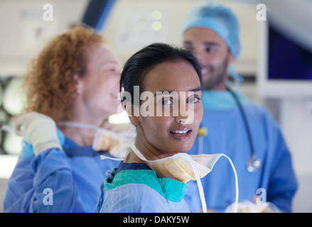 I chirurghi in piedi in sala operatoria Foto Stock