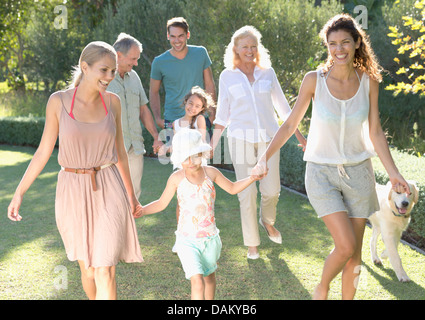 Famiglia camminare insieme nel cortile posteriore Foto Stock