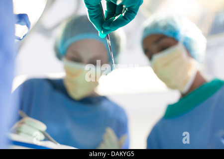I chirurghi che lavorano in sala operatoria Foto Stock