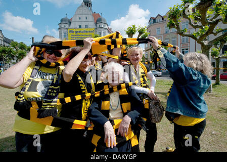 Un gruppo di donne senior di mantenere i componenti della più lunga BVB Dortmund Sciarpa Calcio su Borsigplatz a Dortmund, Germania, il 13 maggio 2011. Un centinaio di persone tra i 6 e i 86 tenere in maglia di quello che ora è diventata la più lunga stola di fan in tutto il mondo. Il foulard è stato avvolto intorno alla piazza Borsigplatz. Foto: Bernd Thissen Foto Stock