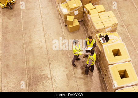 I lavoratori parlano in magazzino Foto Stock