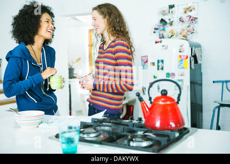 Le donne parlano in cucina Foto Stock