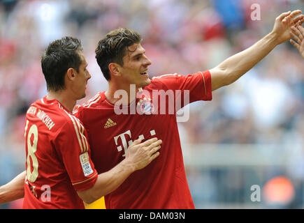 FC Bayern Monaco di Baviera Mario Gomez (L) cheers dopo la sua 1-1 gol con il compagno di squadra Miroslav KLOSE durante la Bundesliga partita FC Bayern Monaco vs. VfB Stuttgart nello stadio Allianz Arena di Monaco di Baviera, Germania, il 14 maggio 2011. Foto: ANDREAS GEBERT (ATTENZIONE: embargo condizioni! Il DFL permette l'ulteriore utilizzazione delle immagini nella IPTV, servizi di telefonia mobile e altre nuove tecnologie non solo earlie Foto Stock