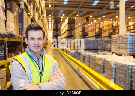 Lavoratore sorridente in magazzino Foto Stock