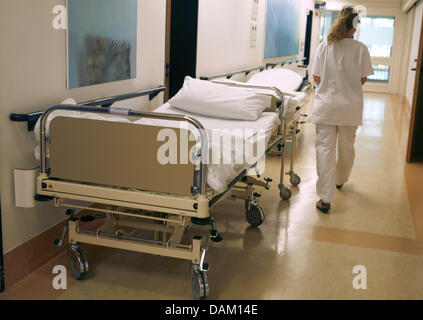 (Dpa) File di un archivio di immagini, datata 5 Maggio 2007 mostra un ospedale infermiere passando un vuoto di letto di ospedale mentre si cammina lungo un corridoio all'Ospedale Albertinen ad Amburgo, in Germania. Foto: Sebastian Widmann Foto Stock