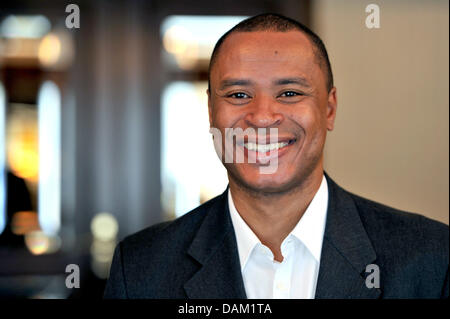 Ex nazionale brasiliana giocatore di calcio Paulo Sergio sorge all'interno del foyer dell'Hotel Steigenberger Frankfurter Hof a Francoforte sul Meno, Germania, 16 maggio 2011. Sergio entrato a far parte della conferenza stampa di presentazione del "Brazilmasters 94.02 Mobili per' Photo: Marc Tirl Foto Stock