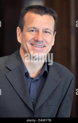 Ex nazionale brasiliana giocatore di calcio Carlos Dunga sorge all'interno del foyer dell'Hotel Steigenberger Frankfurter Hof a Francoforte sul Meno, Germania, 16 maggio 2011. Sergio entrato a far parte della conferenza stampa di presentazione del "Brazilmasters 94.02 Mobili per' Photo: Marc Tirl Foto Stock