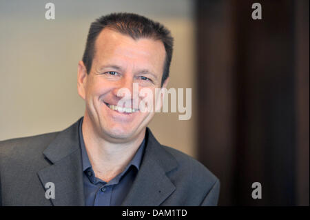 Ex nazionale brasiliana giocatore di calcio Carlos Dunga sorge all'interno del foyer dell'Hotel Steigenberger Frankfurter Hof a Francoforte sul Meno, Germania, 16 maggio 2011. Sergio entrato a far parte della conferenza stampa di presentazione del "Brazilmasters 94.02 Mobili per' Photo: Marc Tirl Foto Stock