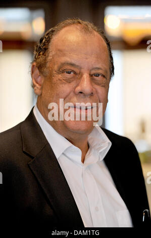 Ex nazionale brasiliana il calciatore Carlos Alberto Torres sorge all'interno del foyer dell'Hotel Steigenberger Frankfurter Hof a Francoforte sul Meno, Germania, 16 maggio 2011. Sergio entrato a far parte della conferenza stampa di presentazione del "Brazilmasters 94.02 Mobili per' Photo: Marc Tirl Foto Stock