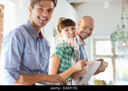 Gli amici di fare colazione insieme in cucina Foto Stock