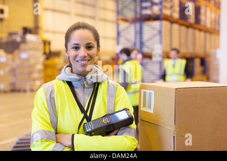 Lavoratore azienda scanner in magazzino Foto Stock