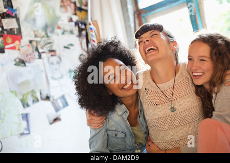 Le donne ridere insieme al chiuso Foto Stock