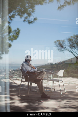 Uomo che utilizza computer tablet all'aperto Foto Stock