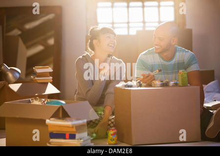 Paio mangiare sushi insieme nella nuova casa Foto Stock