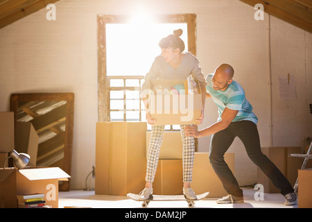 Giovane disimballaggio caselle nella nuova casa Foto Stock