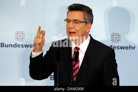 Ministro tedesco della difesa Thomas de Maiziere parla durante una conferenza stampa sulla riforma delle forze armate tedesche a Berlino, Germania, 18 maggio 2011. Egli ha presentato il nuovo concetto militare. Foto: Maurizio Gambarini Foto Stock