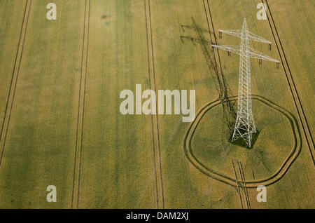 Un pilone di potenza con una linea ad alta tensione sorge su un campo vicino Sehnde, Germania, 15 luglio 2013. Foto: Julian Stratenschulte Foto Stock