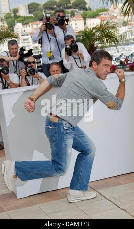 Attore spagnolo Antonio Banderas assiste il photocall per il film "La pelle io vivo nell' ('La Piel Que Habito') durante la 64a Cannes International Film Festival presso il Palais des Festivals a Cannes, Francia, 19 maggio 2011. Foto: Hubert Boesl Foto Stock