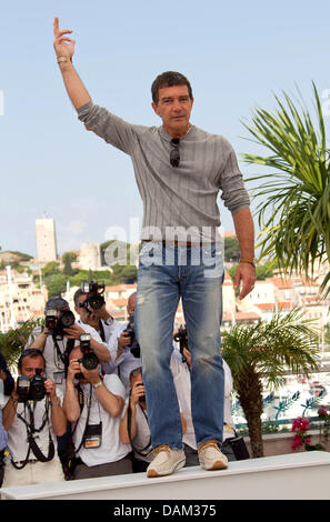 Attore spagnolo Antonio Banderas assiste il photocall per il film "La pelle io vivo nell' ('La Piel Que Habito') durante la 64a Cannes International Film Festival presso il Palais des Festivals a Cannes, Francia, 19 maggio 2011. Foto: Hubert Boesl Foto Stock