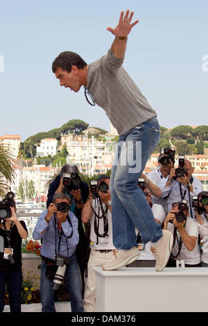 Attore spagnolo Antonio Banderas assiste il photocall per il film "La pelle io vivo nell' ('La Piel Que Habito') durante la 64a Cannes International Film Festival presso il Palais des Festivals a Cannes, Francia, 19 maggio 2011. Foto: Hubert Boesl Foto Stock