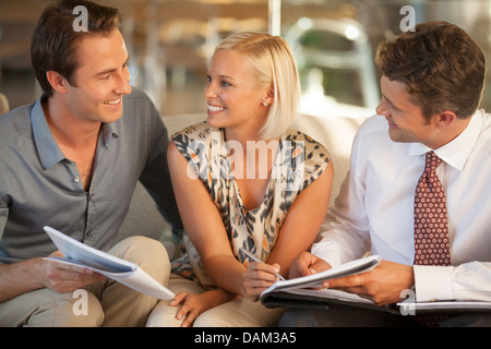 La gente di affari a parlare sul divano Foto Stock