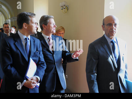 Il ministro degli esteri Guido Westerwelle (C), il ministro degli Affari esteri ed europei della Francia Alain Juppe (R) e il ministro degli affari esteri polacco Radoslaw Sikorski (L) immettere il municipio di Bydgoszcz (Polonia), 20 maggio 2011. La visita di Westerwelle è parte della riunione dei ministri degli esteri, all'interno del "triangolo regionale di Weimar' su invito del ministro degli esteri polacco. Foto: SOEREN Foto Stock